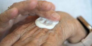Melhores cremes de mãos indicados por dermatologistas