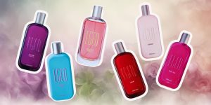 Vários frascos de perfumes femininos da linha Egeo distribuídos em frente a um fundo colorido