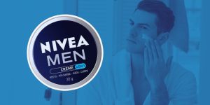 NIVEA MEN Creme 4 em 1 em destaque; ao fundo, um homem passando creme no rosto
