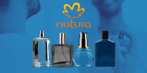 Montagem com frascos genéricos de perfumes masculinos sobre um fundo azul e a logomarca da Natura ao centro
