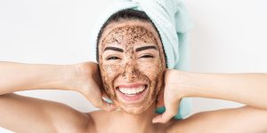 mulher com esfoliante facial