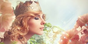 mulher com coroa na cabeça